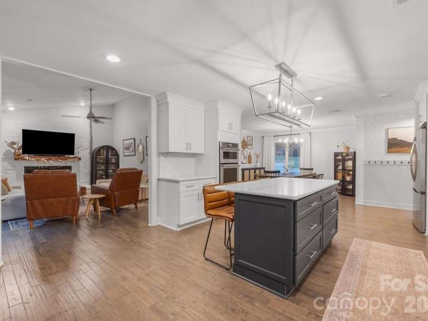 3525 Windbluff Drive, Charlotte, NC 28277.  MLS# CAR4428020, YatesRealty ID 52811. Kitchen