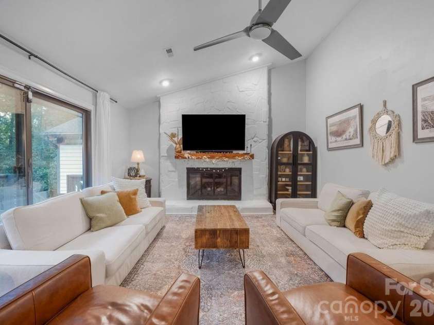 3525 Windbluff Drive, Charlotte, NC 28277.  MLS# CAR4428020, YatesRealty ID 52811. Living Room