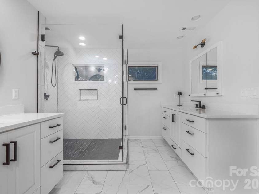 3525 Windbluff Drive, Charlotte, NC 28277.  MLS# CAR4428020, YatesRealty ID 52811. Primary Bath