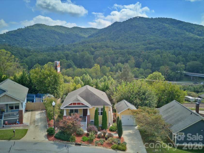 3 Byrdcliffe Lane, Asheville, NC 28805.  MLS# CAR4426745, YatesRealty ID 52814. 