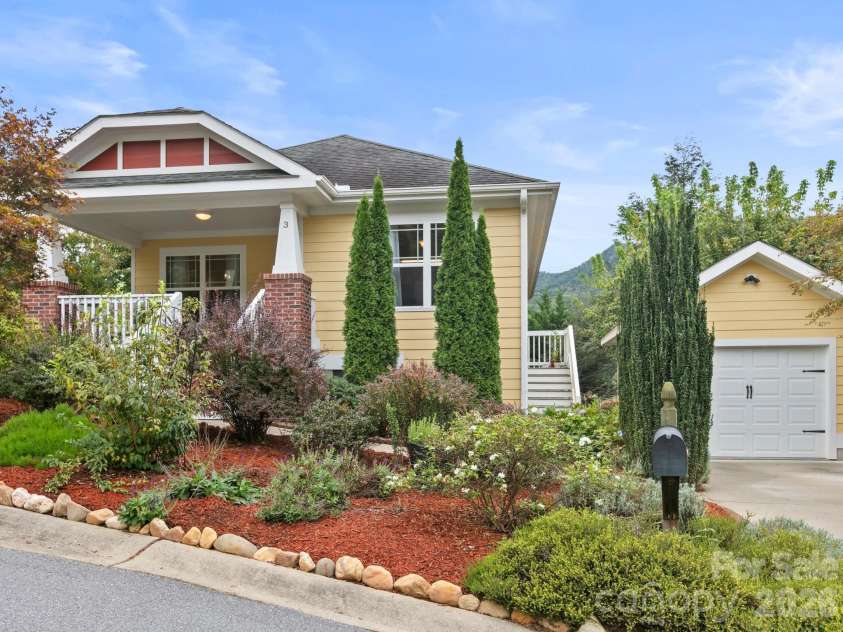 3 Byrdcliffe Lane, Asheville, NC 28805.  MLS# CAR4426745, YatesRealty ID 52814. 