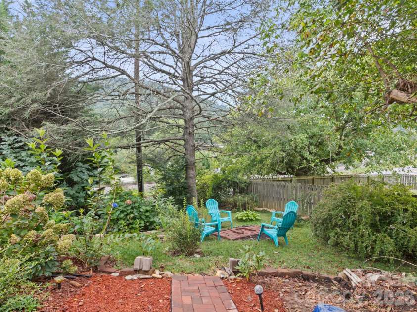 3 Byrdcliffe Lane, Asheville, NC 28805.  MLS# CAR4426745, YatesRealty ID 52814. 