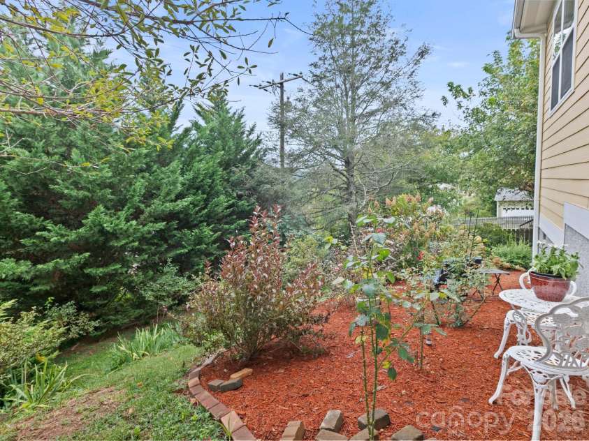 3 Byrdcliffe Lane, Asheville, NC 28805.  MLS# CAR4426745, YatesRealty ID 52814. 