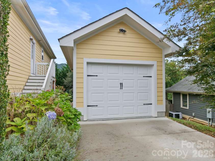 3 Byrdcliffe Lane, Asheville, NC 28805.  MLS# CAR4426745, YatesRealty ID 52814. 