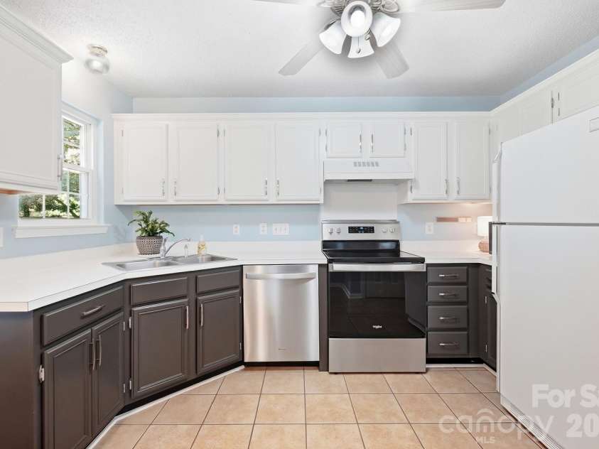 1629 Sugar Hollow Drive, Charlotte, NC 28214.  MLS# CAR4428143, YatesRealty ID 52831. Kitchen