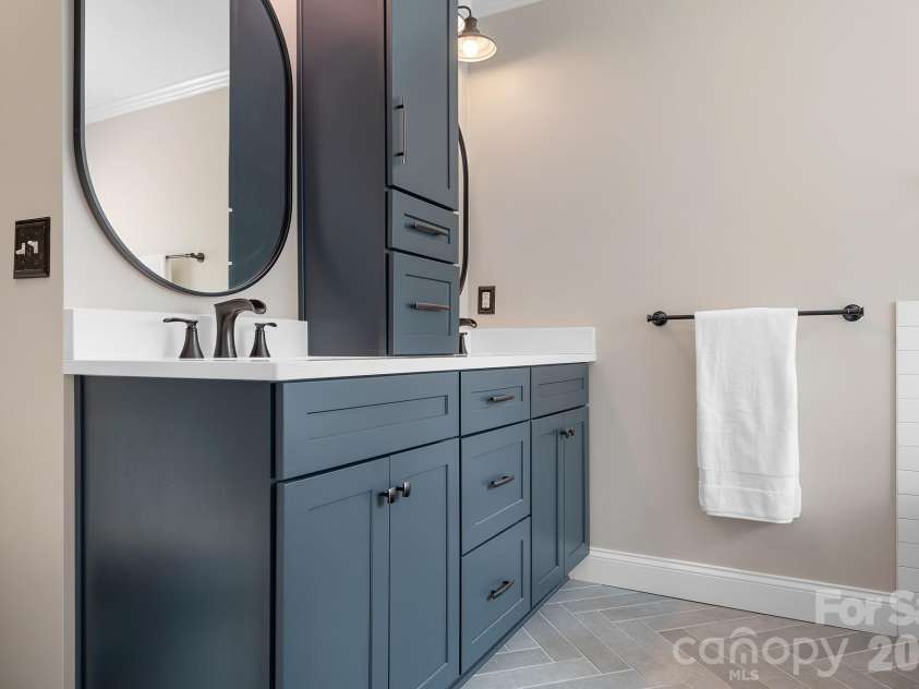 121 Middleton Place, Mooresville, NC 28117.  MLS# CAR4427806, YatesRealty ID 52842. Primary Bathroom