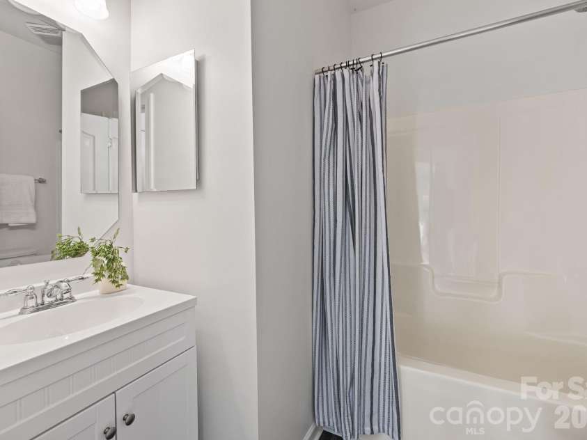 13803 Daltrey Lane, Charlotte, NC 28277.  MLS# CAR4357515, YatesRealty ID 5285. 1st Floor Full Bathroom