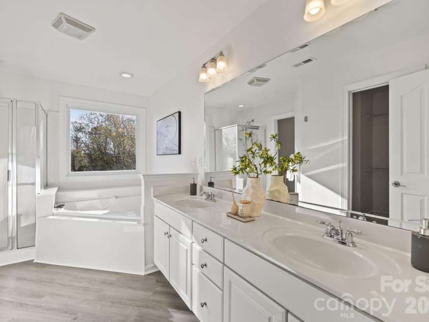 13803 Daltrey Lane, Charlotte, NC 28277.  MLS# CAR4357515, YatesRealty ID 5285. Ensuite Primary Bathroom