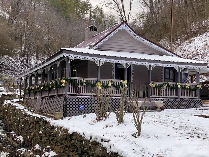 300 Main Street, Marshall, NC 28753.  MLS# CAR4428239, YatesRealty ID 52862. 