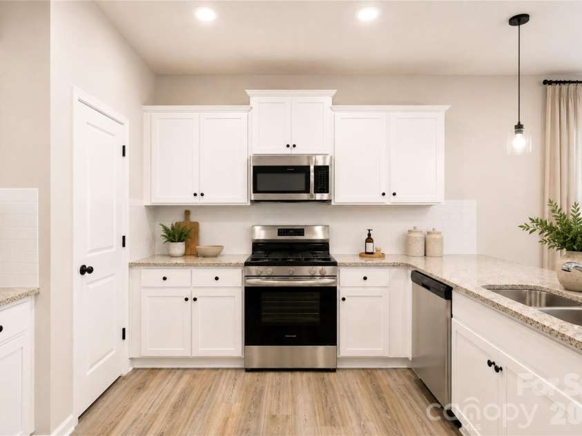 8925 Sawyer Run Court, Charlotte, NC 28215.  MLS# CAR4428331, YatesRealty ID 52867. Kitchen