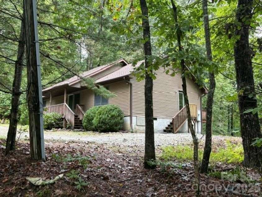 20 Pheasant Run Road, Brevard, NC 28712.  MLS# CAR4428337, YatesRealty ID 52871. 