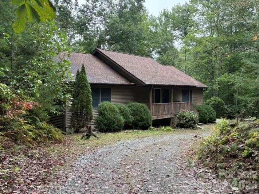20 Pheasant Run Road, Brevard, NC 28712.  MLS# CAR4428337, YatesRealty ID 52871. 