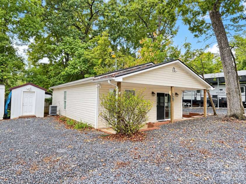 135 LANDLUBBER Trail, Mount Gilead, NC 27306.  MLS# CAR4428395, YatesRealty ID 52872. FRONT LEFT
