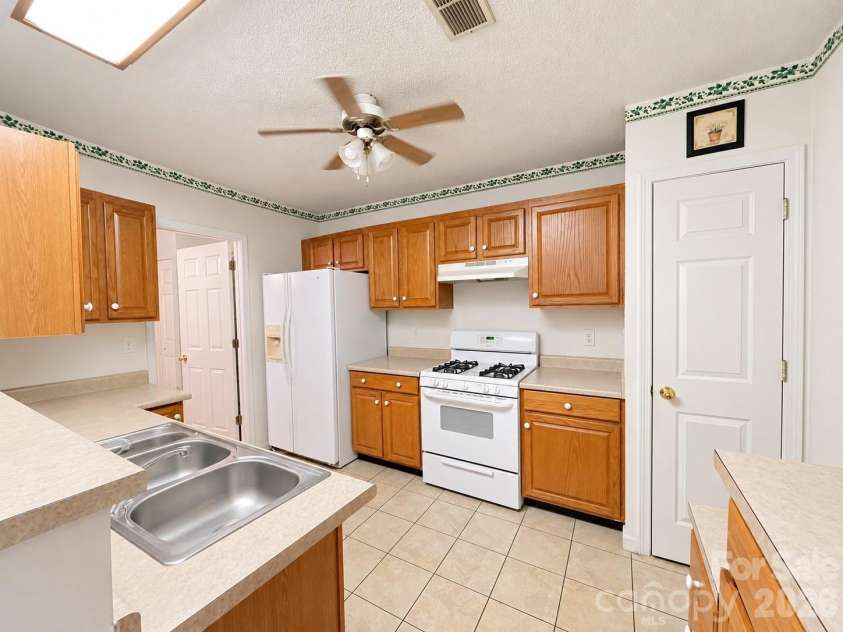 135 LANDLUBBER Trail, Mount Gilead, NC 27306.  MLS# CAR4428395, YatesRealty ID 52872. KITCHEN