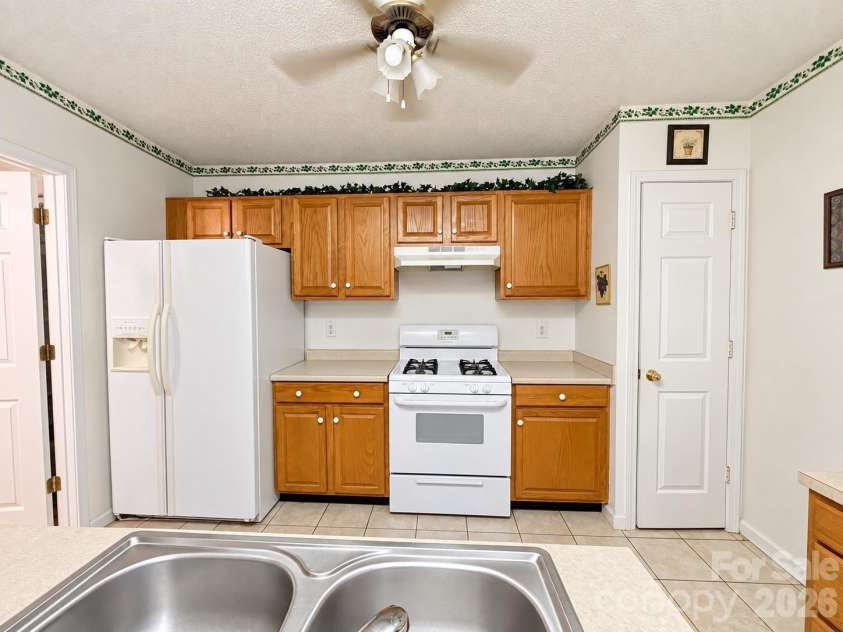 135 LANDLUBBER Trail, Mount Gilead, NC 27306.  MLS# CAR4428395, YatesRealty ID 52872. KITCHEN