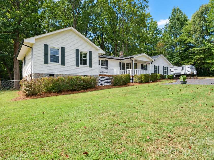 370 Shiloh Road, Statesville, NC 28677.  MLS# CAR4428411, YatesRealty ID 52876. 