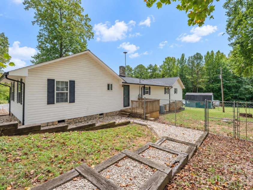370 Shiloh Road, Statesville, NC 28677.  MLS# CAR4428411, YatesRealty ID 52876. 