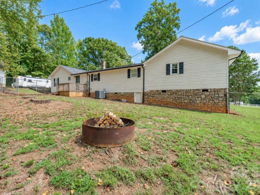 370 Shiloh Road, Statesville, NC 28677.  MLS# CAR4428411, YatesRealty ID 52876. 