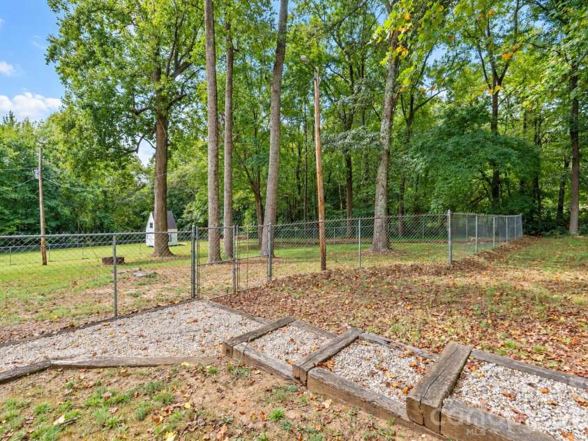 370 Shiloh Road, Statesville, NC 28677.  MLS# CAR4428411, YatesRealty ID 52876. 