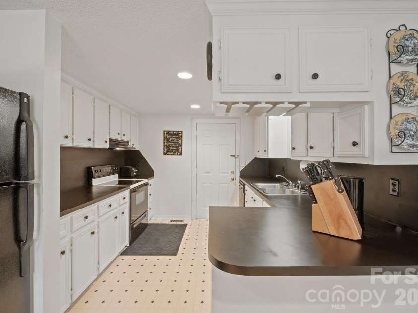370 Shiloh Road, Statesville, NC 28677.  MLS# CAR4428411, YatesRealty ID 52876. 