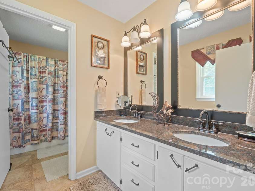 370 Shiloh Road, Statesville, NC 28677.  MLS# CAR4428411, YatesRealty ID 52876. 