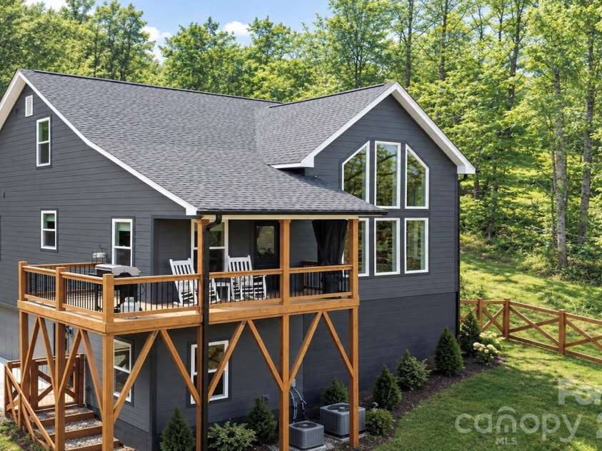 71 View Ridge Parkway, Leicester, NC 28748.  MLS# CAR4423955, YatesRealty ID 52882. 