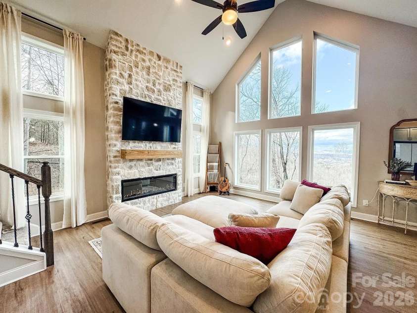 71 View Ridge Parkway, Leicester, NC 28748.  MLS# CAR4423955, YatesRealty ID 52882. 