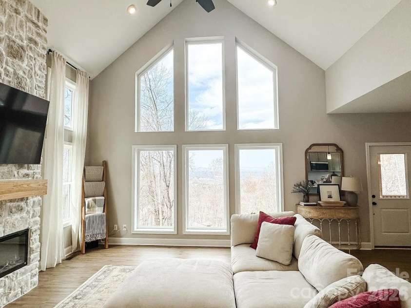 71 View Ridge Parkway, Leicester, NC 28748.  MLS# CAR4423955, YatesRealty ID 52882. 