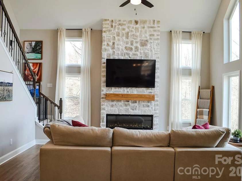 71 View Ridge Parkway, Leicester, NC 28748.  MLS# CAR4423955, YatesRealty ID 52882. 