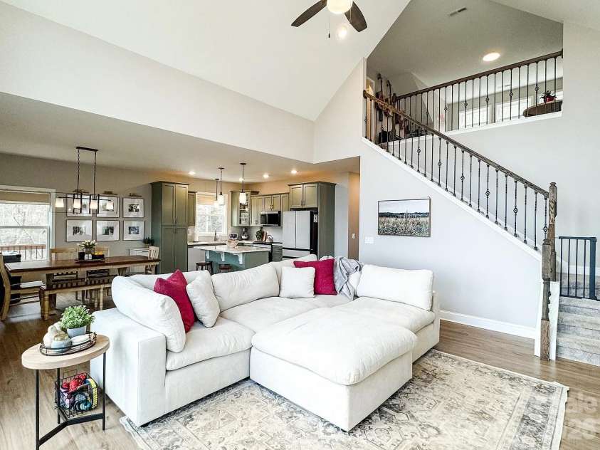 71 View Ridge Parkway, Leicester, NC 28748.  MLS# CAR4423955, YatesRealty ID 52882. 