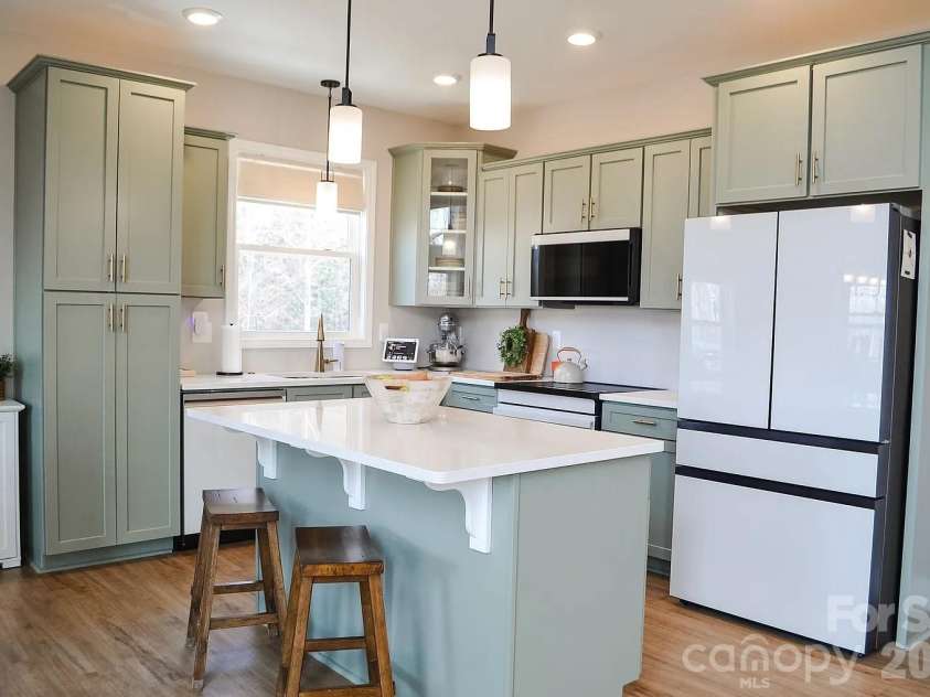 71 View Ridge Parkway, Leicester, NC 28748.  MLS# CAR4423955, YatesRealty ID 52882. 