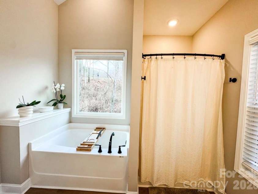 71 View Ridge Parkway, Leicester, NC 28748.  MLS# CAR4423955, YatesRealty ID 52882. 