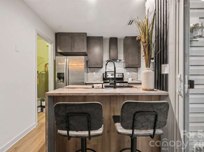 3607 Huyton Court, Charlotte, NC 28215.  MLS# CAR4428250, YatesRealty ID 52885. Kitchen