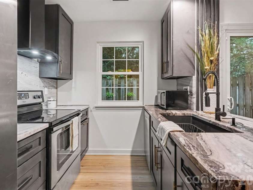3607 Huyton Court, Charlotte, NC 28215.  MLS# CAR4428250, YatesRealty ID 52885. Kitchen