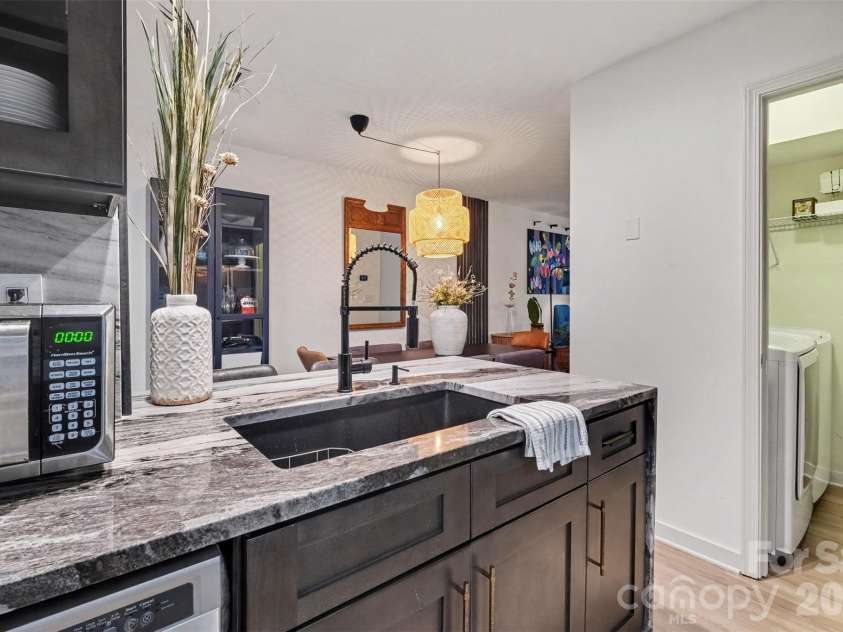 3607 Huyton Court, Charlotte, NC 28215.  MLS# CAR4428250, YatesRealty ID 52885. Kitchen