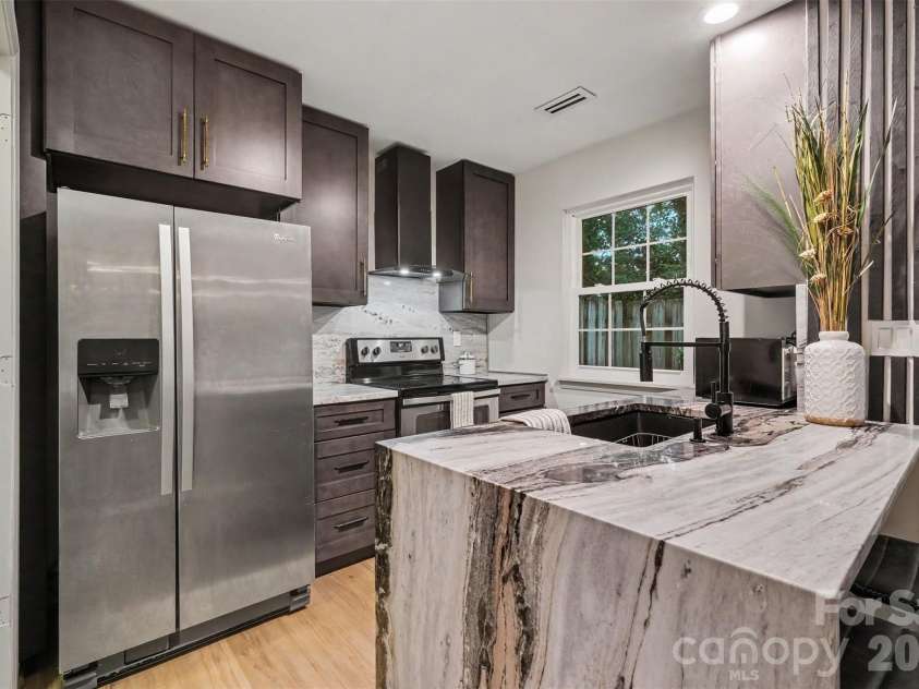 3607 Huyton Court, Charlotte, NC 28215.  MLS# CAR4428250, YatesRealty ID 52885. Kitchen