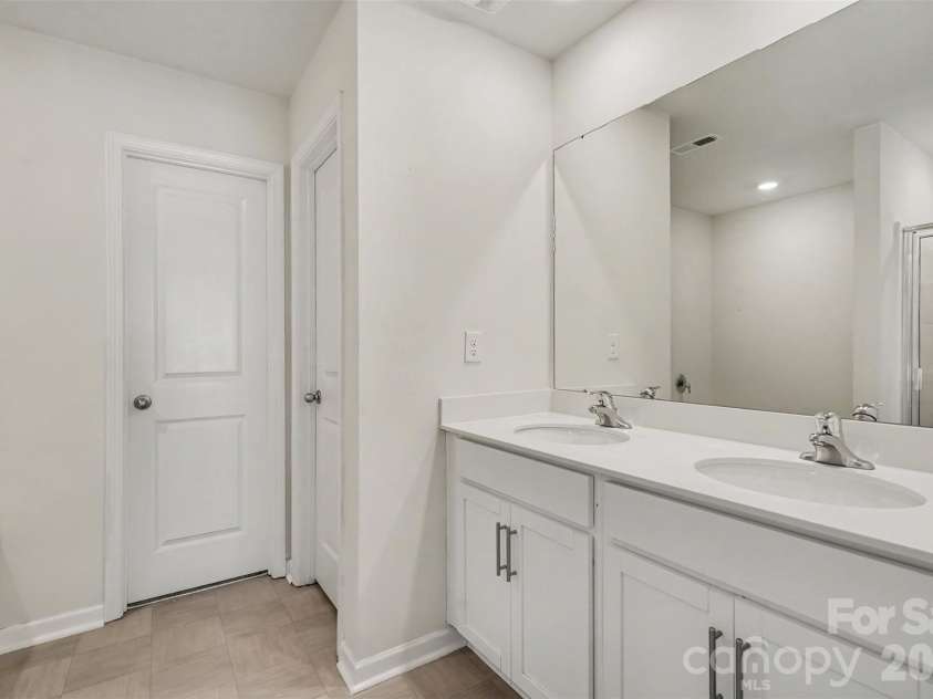 10631 Bradstreet Commons Way, Charlotte, NC 28215.  MLS# CAR4426971, YatesRealty ID 52887. 