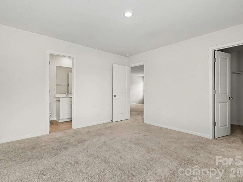 10631 Bradstreet Commons Way, Charlotte, NC 28215.  MLS# CAR4426971, YatesRealty ID 52887. 