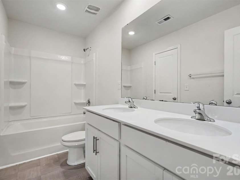 10631 Bradstreet Commons Way, Charlotte, NC 28215.  MLS# CAR4426971, YatesRealty ID 52887. 