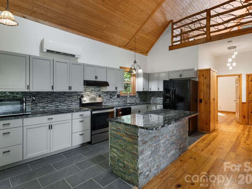 125 Hyacinth Drive, Clyde, NC 28721.  MLS# CAR4409445, YatesRealty ID 52893. 