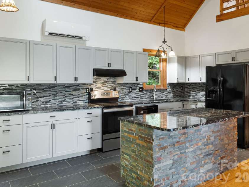 125 Hyacinth Drive, Clyde, NC 28721.  MLS# CAR4409445, YatesRealty ID 52893. 