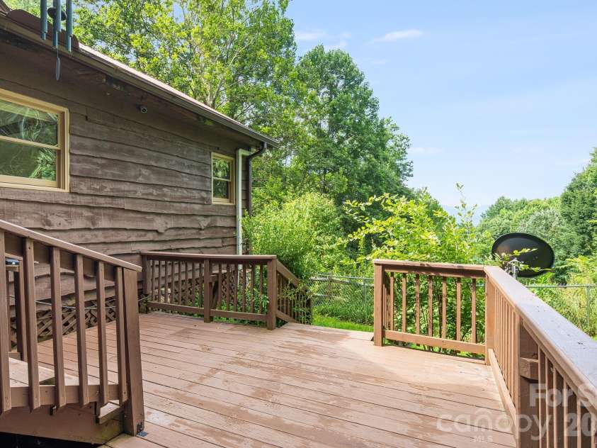125 Hyacinth Drive, Clyde, NC 28721.  MLS# CAR4409445, YatesRealty ID 52893. 