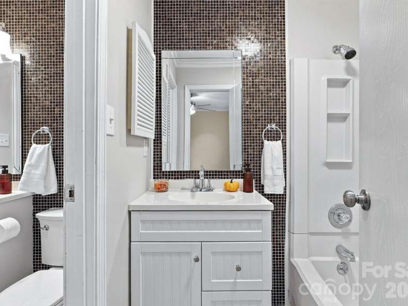 8530 Glenway Court, Charlotte, NC 28226.  MLS# CAR4428393, YatesRealty ID 52894. 