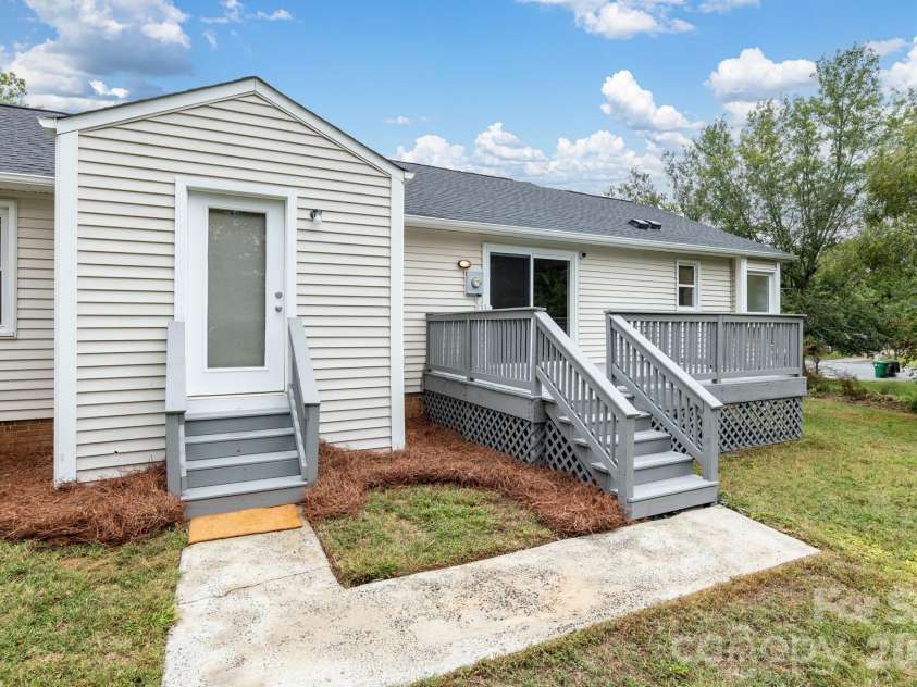 8530 Glenway Court, Charlotte, NC 28226.  MLS# CAR4428393, YatesRealty ID 52894. 