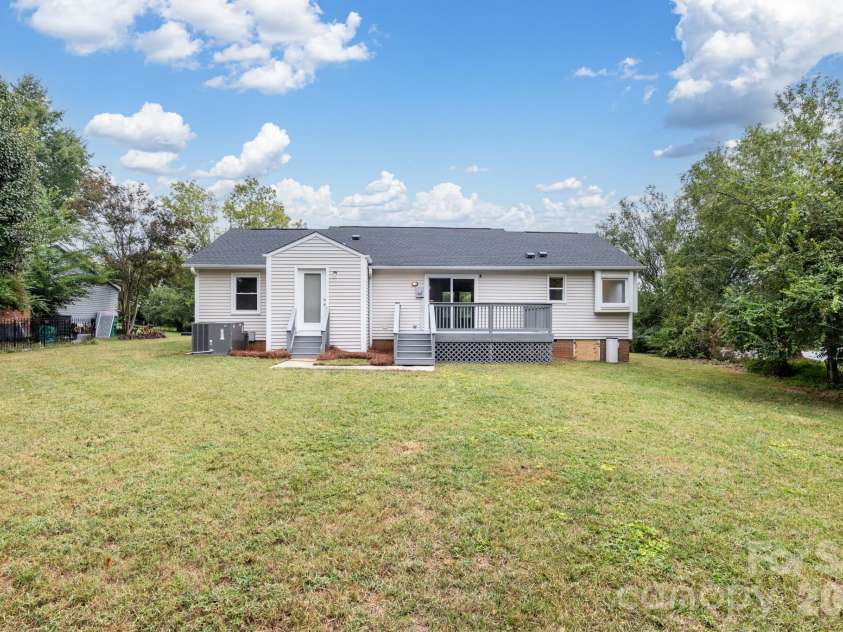 8530 Glenway Court, Charlotte, NC 28226.  MLS# CAR4428393, YatesRealty ID 52894. 