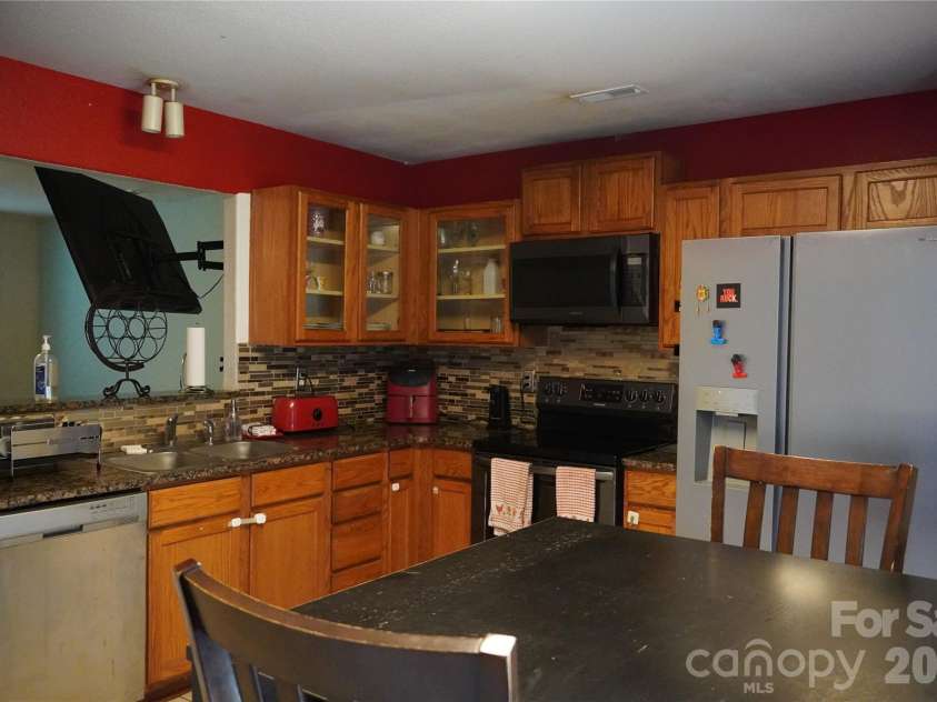 2740 Meadow Knoll Drive, Charlotte, NC 28269.  MLS# CAR4428417, YatesRealty ID 52895. 
