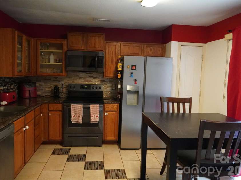 2740 Meadow Knoll Drive, Charlotte, NC 28269.  MLS# CAR4428417, YatesRealty ID 52895. Kitchen