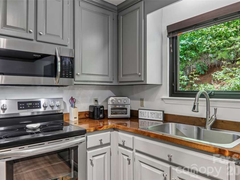 127 Short Road, Cashiers, NC 28717.  MLS# CAR4428452, YatesRealty ID 52896. 