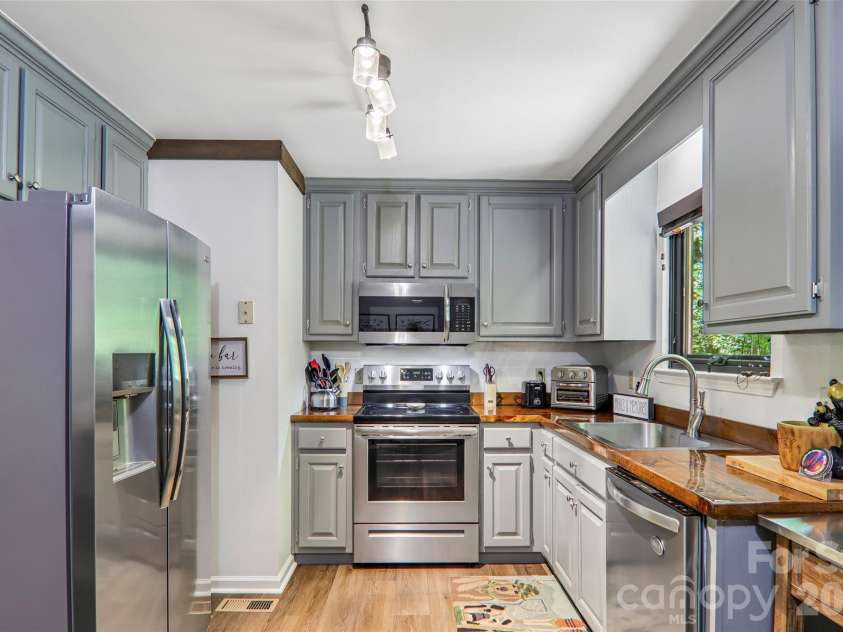 127 Short Road, Cashiers, NC 28717.  MLS# CAR4428452, YatesRealty ID 52896. 
