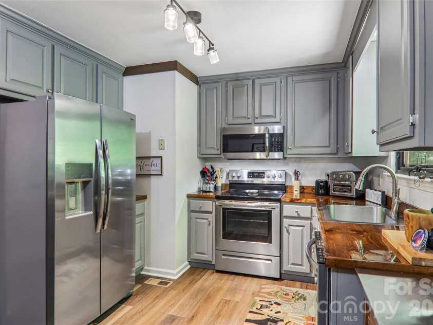 127 Short Road, Cashiers, NC 28717.  MLS# CAR4428452, YatesRealty ID 52896. 